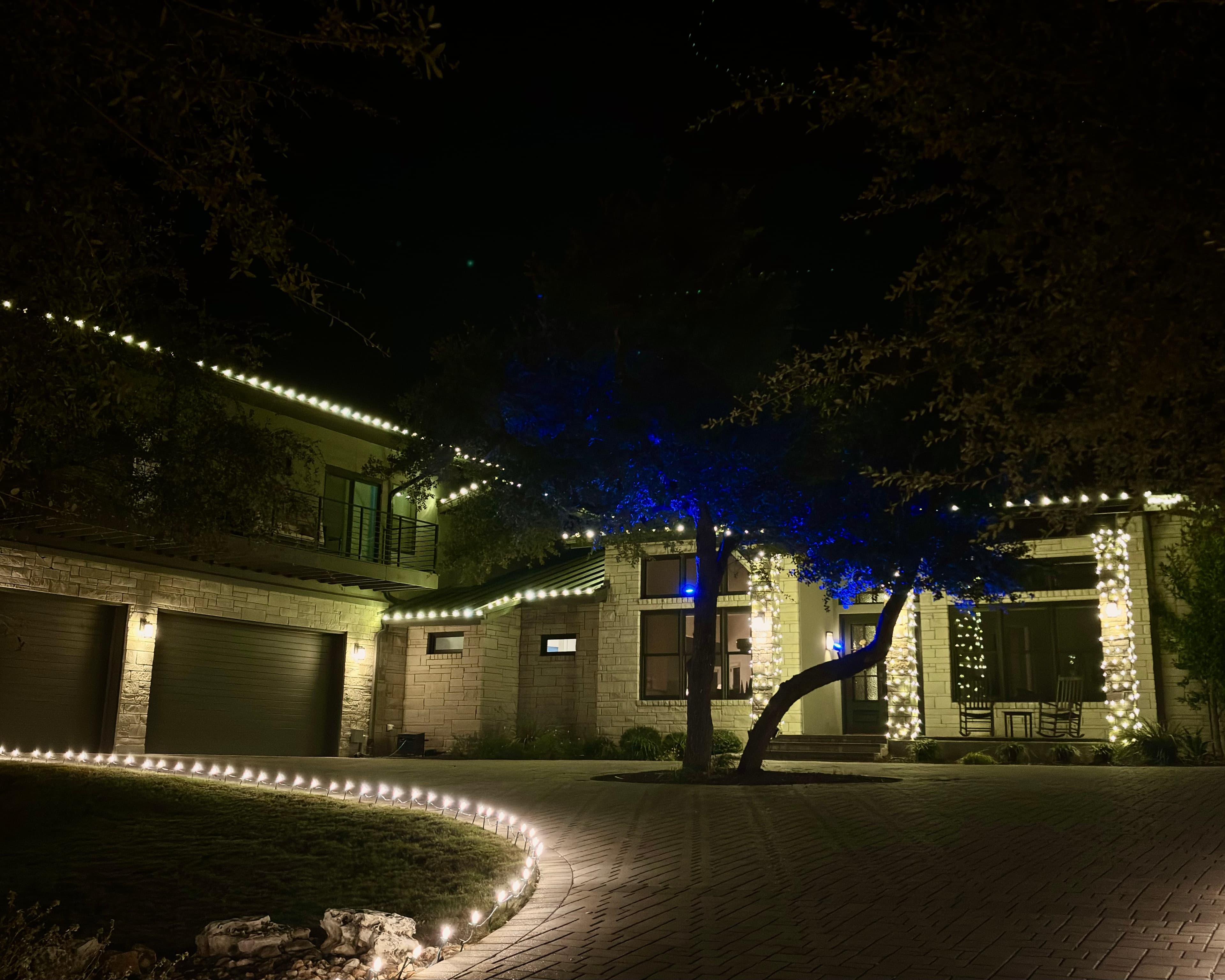 Brookhaven mid-century ranch with warm white roofline Christmas lights